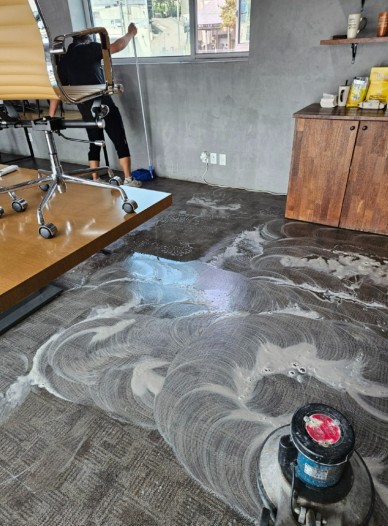 
&nbsp;

&nbsp;

&nbsp;

&nbsp;

&nbsp;
&nbsp;
안녕하세요 해드림입니다!
바닥 클리닝 현장 사진입니다 :)
해드림은 직원분들이 근무하고 싶은 청결한 환경을 만들어 드리기 위해 항상 노력합니다

   
      
         
         
      
   

   
      
      
   